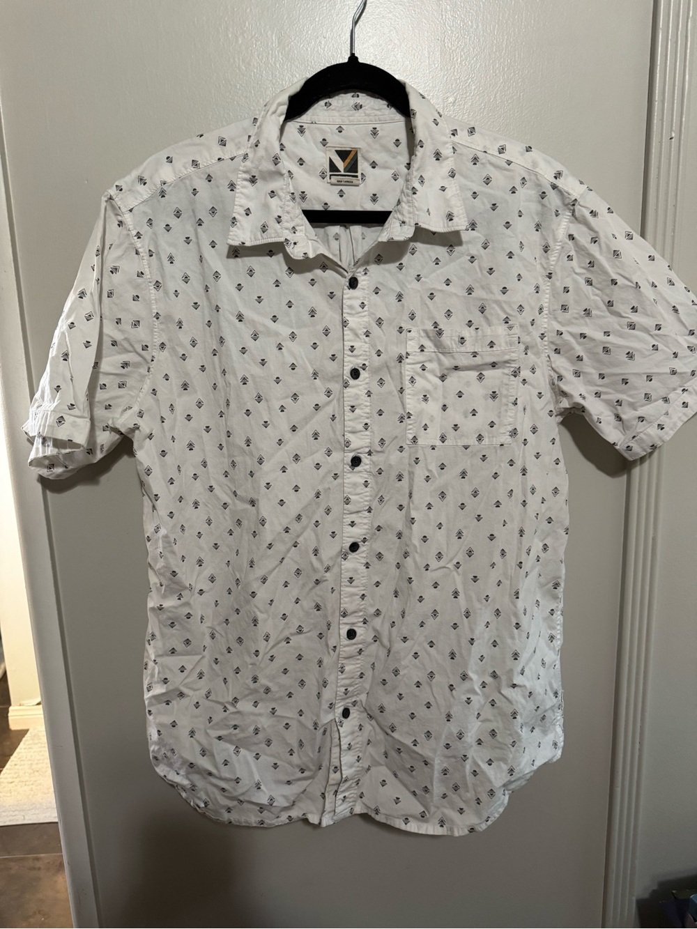 Voyager Men's White Short-Sleeve Button-Up Shirt with Subtle Print